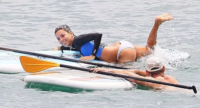 Eva Longoria enseña ‘paddle surf’ a su hijo en Mallorca