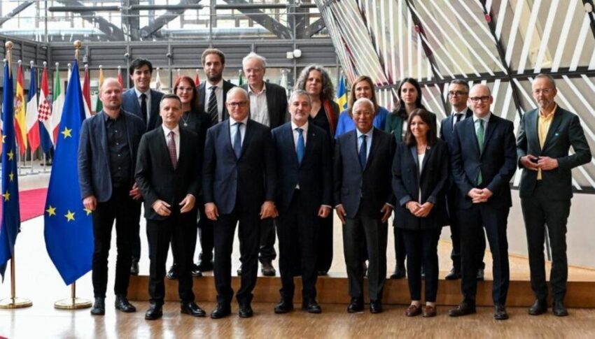 La oposición de Barcelona frena la operación de Collboni para quedarse con el teatro Capitol de la Rambla